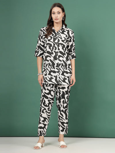 Abstract printed shirt with three-quarter sleeves and matching trousers, featuring an elasticated waistband and slip-on closure.