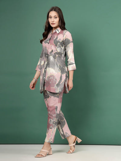 Printed shirt with abstract design, three-quarter sleeves, paired with matching trousers and elasticated waistband.