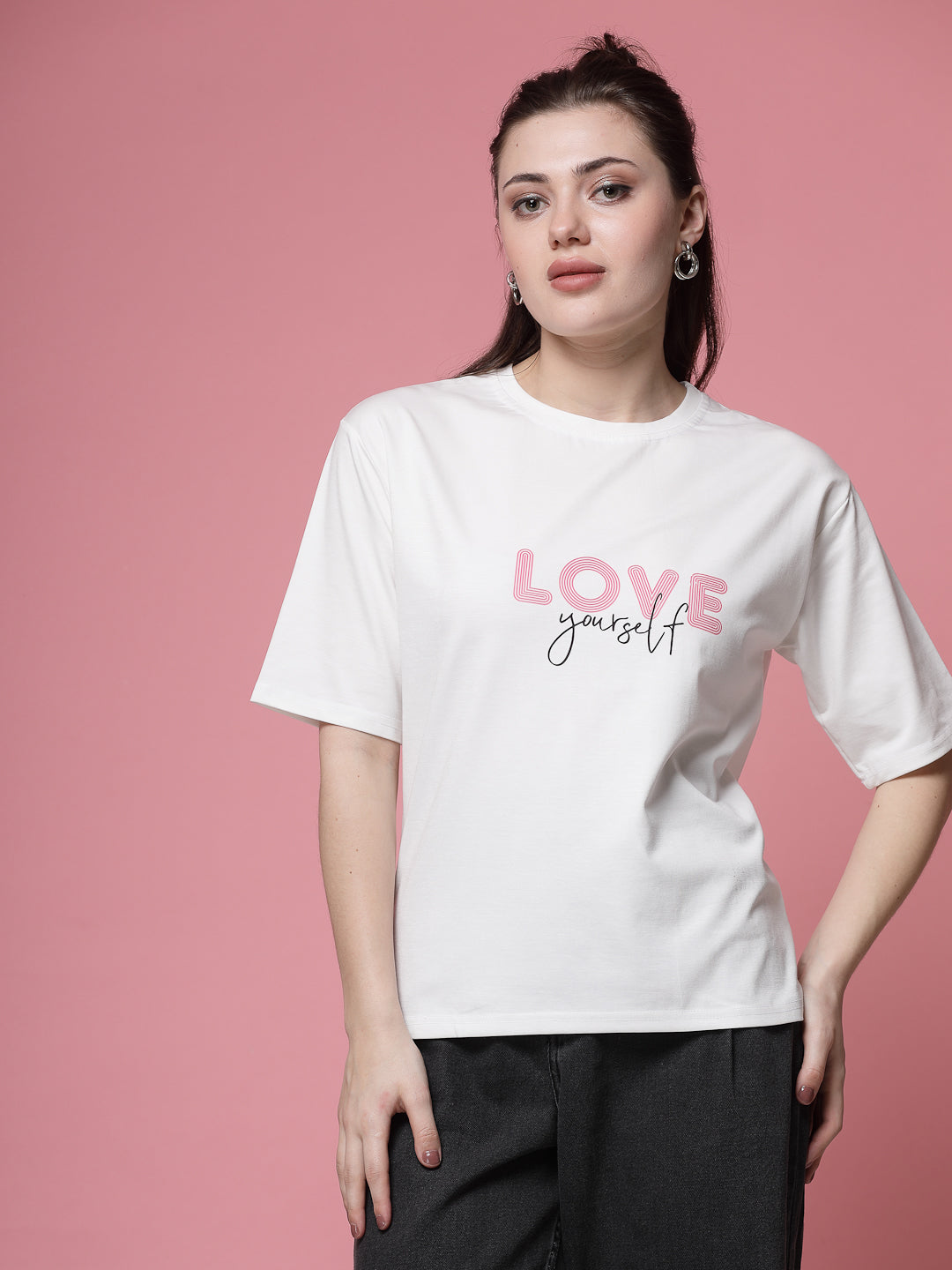 Solid white T-shirt with "Love Yourself" print, round neck, short sleeves, regular fit, solid pattern.