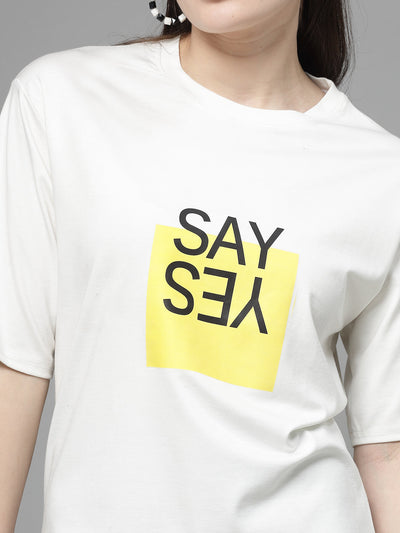 Solid white T-shirt with "Say Yes" print, round neck, short sleeves, regular fit.