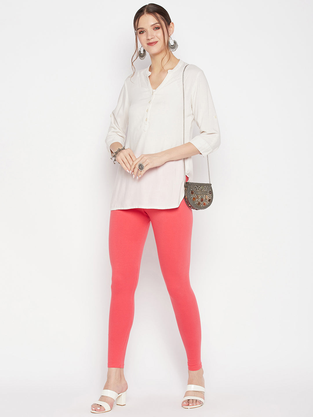 Pink solid ankle length leggings with elasticated waistband.