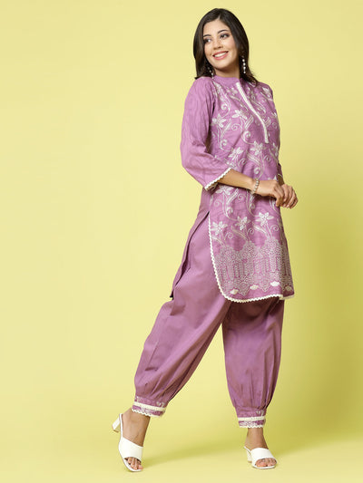 Women embroidered kurta with Afghani pants co-ords set featuring three-quarter sleeves and a Mandarin collar.