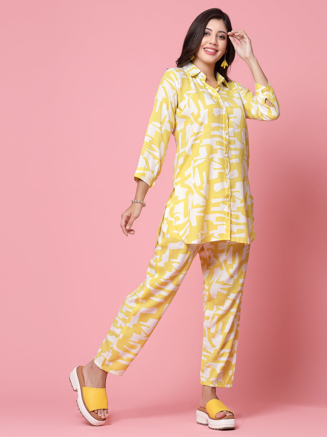 Women printed shirt with three-quarter sleeves and matching palazzo set with elasticated waistband.